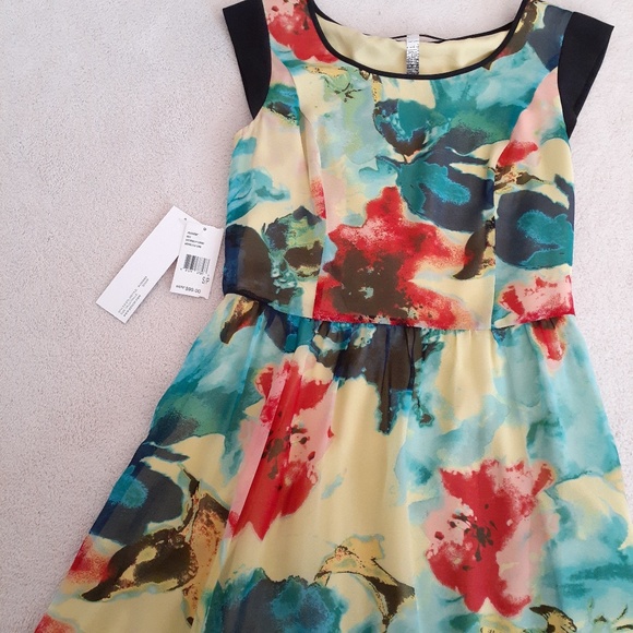 Kensie Blurred Floral Print Buttercup Dress - Picture 4 of 10